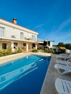 Exclusiva casa con vistas despejadas al mar y piscina privada
